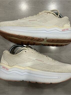 Brooks Ghost Max 2 Shoes Womens Size 9 Creme Light Gray Pink Running Athletic